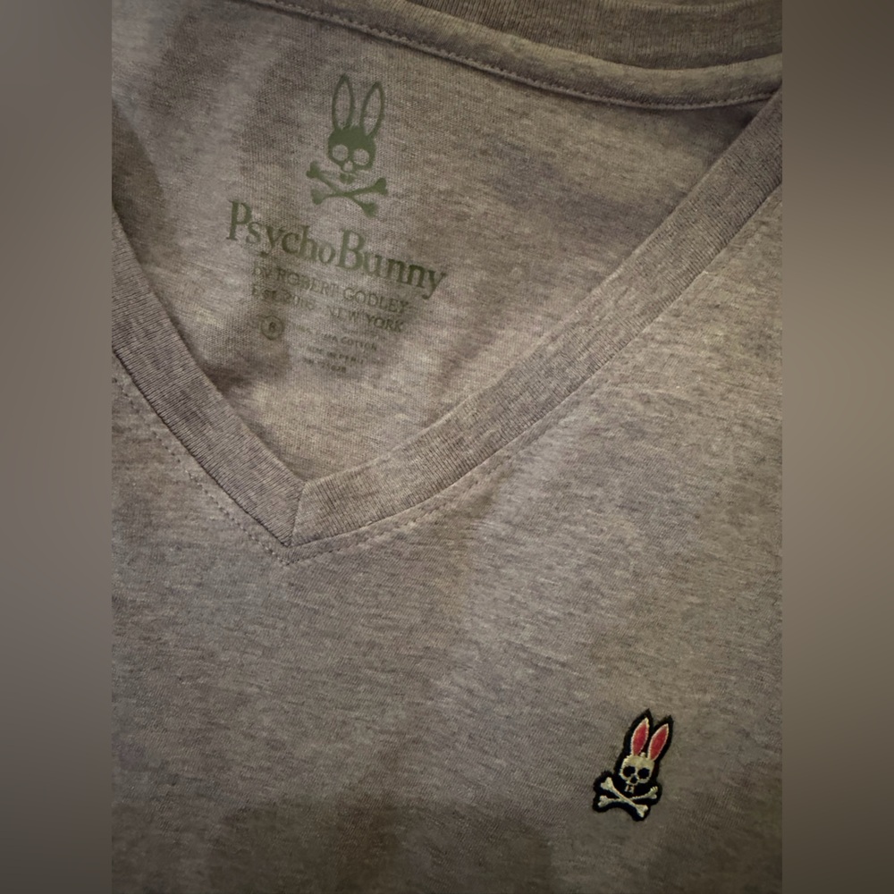 Psycho Bunny Men’s Light purple vneck. Size 8! - Picture 3 of 3